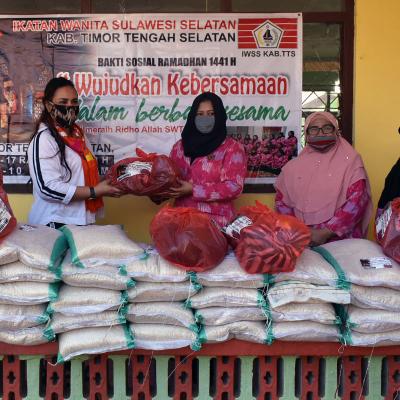Penerimaan Paket Bantuan dari IKatan Wanita Sulawesi Selatan (IWSS)